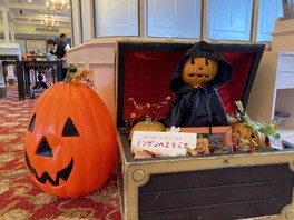 ハロウィンの装飾が施された船内