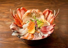 鳥取県境港市「旨いもん市場海月丸」てっぺん海鮮丼25周年限定価格2501円(各日200食限り)※お吸い物付