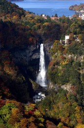 中禅寺湖の水が、高さ約97メートルの岸壁を一気に落下する様は圧巻