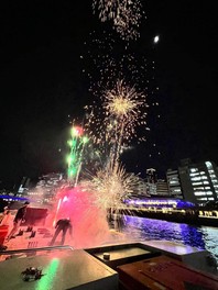 川面を彩るダイナミックな打ち上げ花火