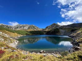 標高3000メートル級の立山連峰の自然を堪能しながら紅葉を楽しめる