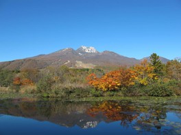 雄大な妙高山の麓に紅葉が広がる