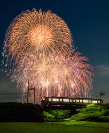 花火を車窓から楽しめる「花火列車」も開催する