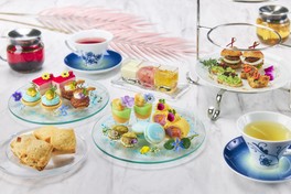 トロピカルなスイーツがアート作品のように並ぶ華やかなアフタヌーンティー