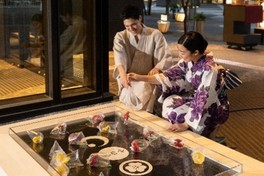 夜の街で楽しむ華やかなお花すくい