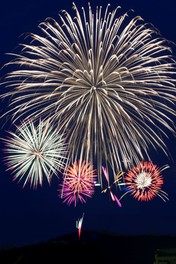 スターマインや尺玉が七夕まつりの夜空を美しく彩る
