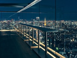 夜景を目下に捉えることができるスタンディングテーブル