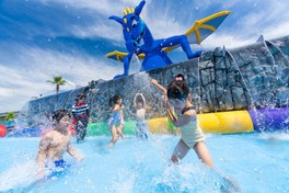 ブルードラゴンが滝の上から子どもたちの大冒険を見守る