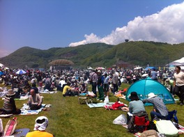 芝生の上で地元グルメが味わえる