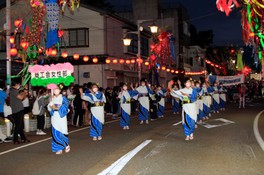 たくさんの人が参加するまち流し