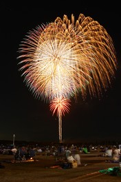 打ち上げ花火や民謡流しが堪能できるお祭り