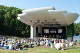 爽やかな夏空の下でジャズを楽しめる野外ステージ(写真は2021年)