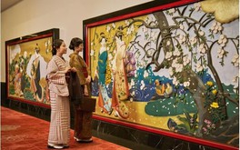 文化財建築と2500点もの日本画や美術工芸品に彩られたホテル内を、着物をまとって旅をしているかのように散策できる。