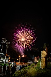 豪快に打ち上がる花火を目と耳で体感できる