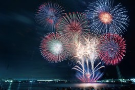 1万発の色鮮やかな花火が次々と打ち上がる