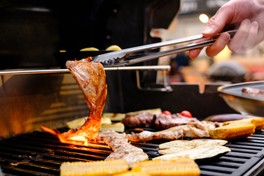 Weberのグリルで焼き上げる本格的なBBQを楽しめる