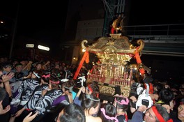 参加者全員が一体となり神を担ぐ伝統の祭り。本宮は千貫(せんがん)神輿で、約120人が交代しながら担ぐ