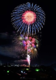 趣向を凝らした個性豊かな花火が見もの