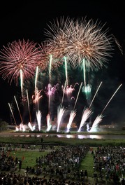 豪快な音と共に花火が打ち上がるさまは圧巻