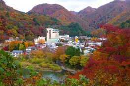 山間の閑静な環境にあり、湯の街情緒を感じることができる