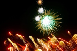 まつりの最終日を豪快な花火が彩る