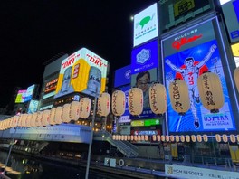 道頓堀川沿いの東西800メートルの区間に2025灯の提灯が飾られる。
