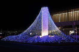 石和温泉駅前が青と白のイルミネーションで飾られる