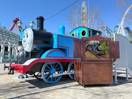 大型紙芝居の読み聞かせは土日祝13:00〜トーマスモニュメント前で開催