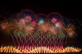 名物のワイドスターマインが夜空一面を照らし出す