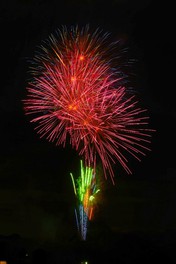 大提灯と花火が彩る夜を満喫できる