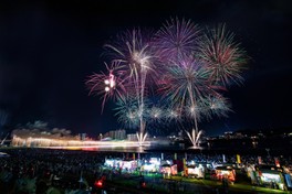 ナイアガラ仕掛け花火が大淀川を照らす