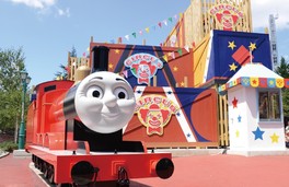 期間中は、映画タイアップバージョンの立体迷路トーマス・サーカスを楽しめる