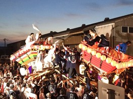 2基の太鼓台がぶつかり合う迫力ある光景
