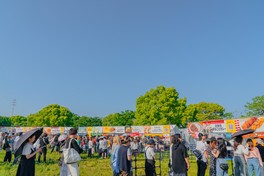 緑あふれる広大な公園に飲食店のブースがずらりと並ぶ