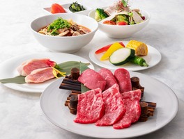 トマトと小松菜のナムル、 豚しゃぶサラダ、本日の焼肉盛り合わせなど(リーガロイヤルホテル大阪 ヴィニェット コレクション)