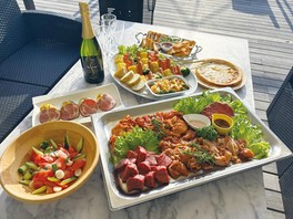8年ぶりにフルリニューアルされたビアガーデンで、バイキングメニューとBBQメニューを提供