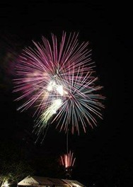 約1000発もの花火が夜空を彩る