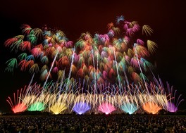圧巻のミュージックスターマインが夜空を染める