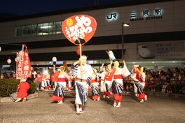 「やっさ、やっさ」のかけ声とともに踊り歩く、三原の伝統の夏祭り