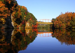 湖面に映りこむ紅葉の景色も必見