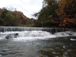 渓流の美しさと紅葉を楽しめる一の滝