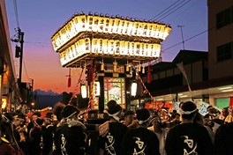 八角みこしを担いで十日町を練り歩く