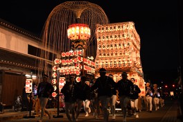 提灯に火がともされ、きらびやかなだんじりが通りを勇壮に運行する