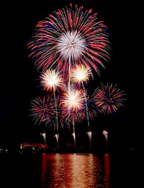 夜空と海面を彩る花火