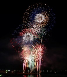 西地区第3ふ頭で打ち上げられた花火 ※画像は過去のもの