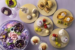 青や紫の花畑をテーマにした華やかなアフタヌーンティー