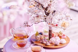 桜型の団子などが味わえるアフタヌーンティー