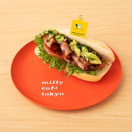 アボカドとスモークベーコンのサンドイッチ