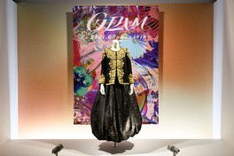 ファッションを中心に黒柳徹子さんにまつわるコレクションが紹介される