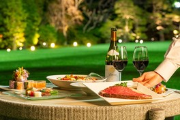 専任の庭師が毎日手入れする美しい庭園で楽しめるビアテラス
